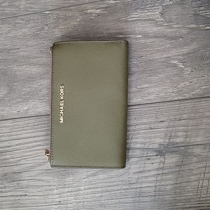 Like NEW MICHAEL KORS Wallet